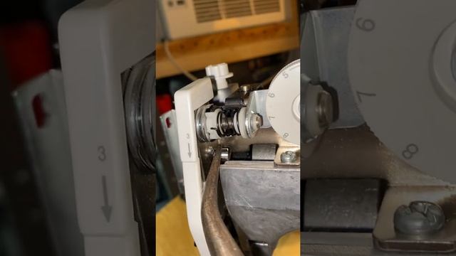 Singer 1120 “mystery” cylinder fell out of it смотреть онлайн