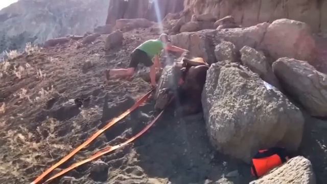 Туристы заметили НОГИ зажатые между скалой! Приблизившись они поняли что нужно быстро действовать! смотреть онлайн
