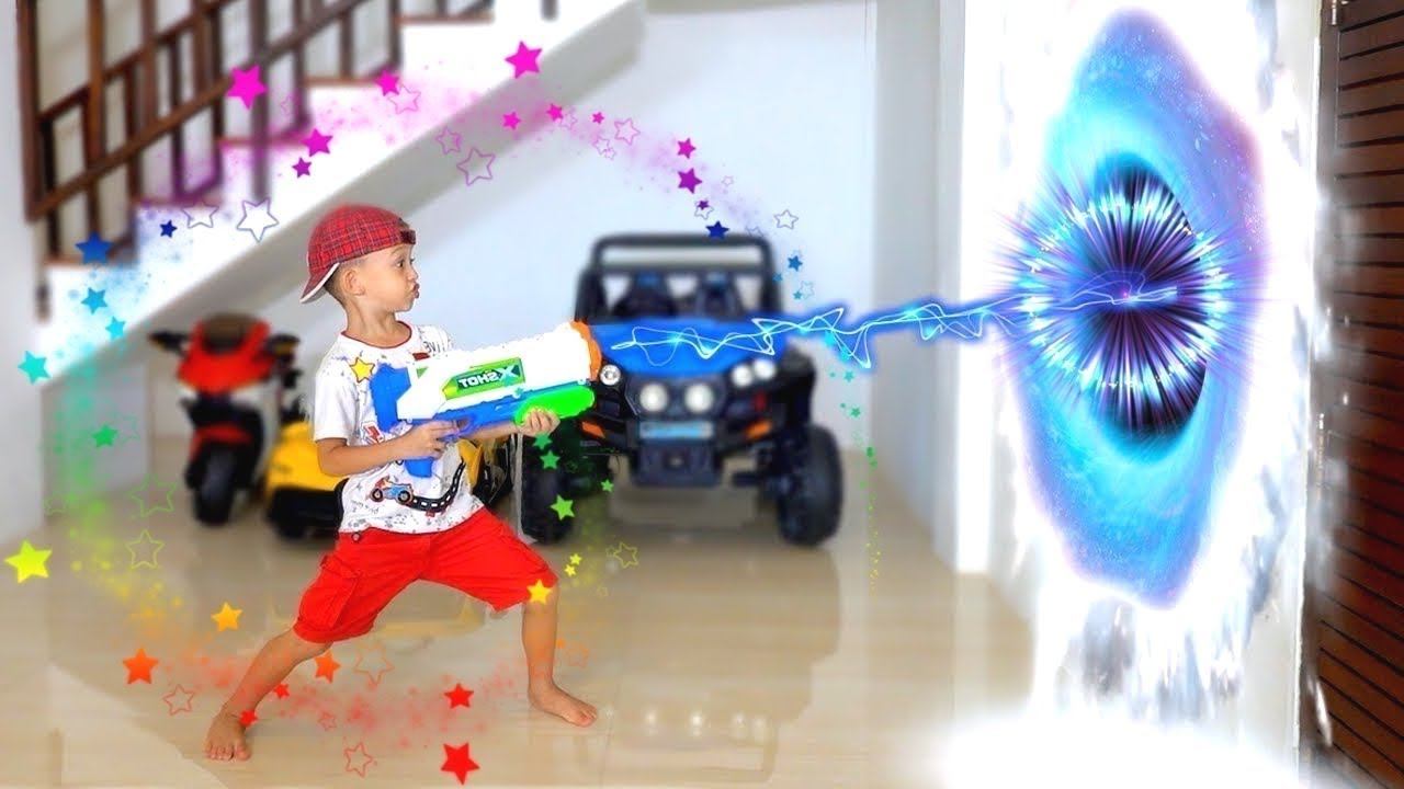 Mark Jumping through the Wall playing with kids and dad | Other Fun stories for children смотреть онлайн