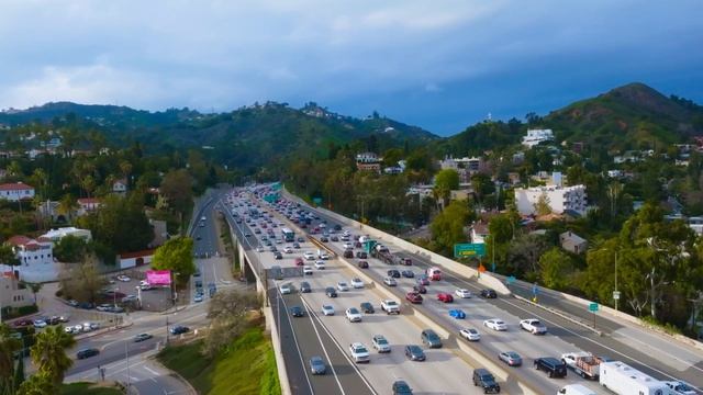 Hollywood sign and 101 Freeway in Los Angeles California - 4K Stock Footage смотреть онлайн