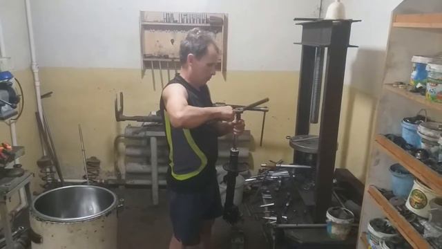 ремонт стойки, амортизатора.  задняя Renault Duster Рено Дастер