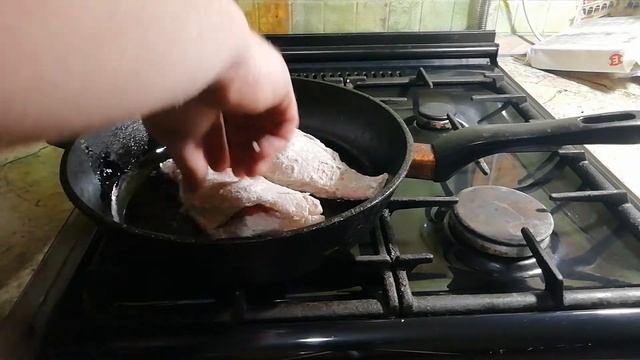 Морской окунь в муке, жареный на сковороде. смотреть онлайн