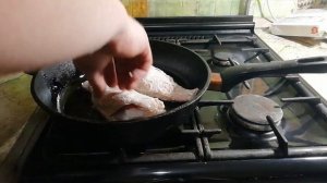 Морской окунь в муке, жареный на сковороде.