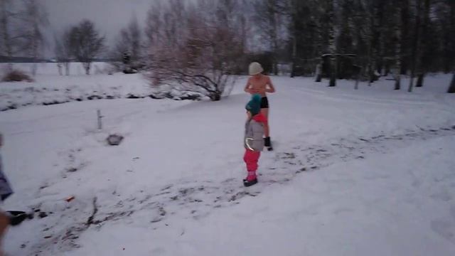 Хорошо после бани купание в проруби. смотреть онлайн