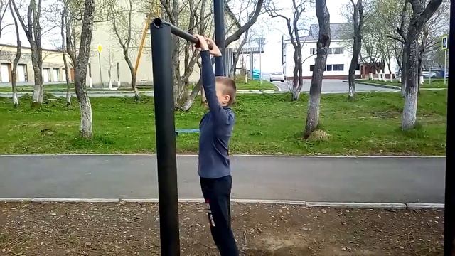 Как правильно подтягиваться и делать подъём с переворотом на перекладине смотреть онлайн