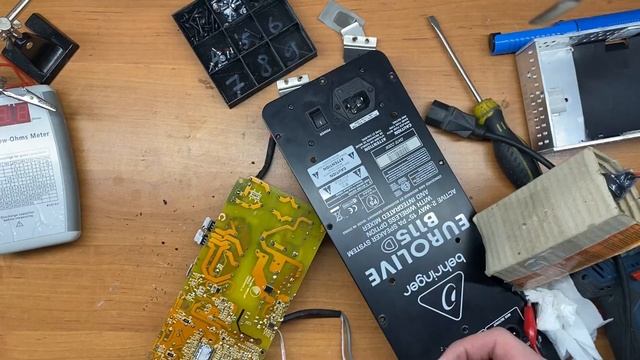 Ремонт Behringer B115D не включается, мигают лампочки, замена конденсаторов смотреть онлайн