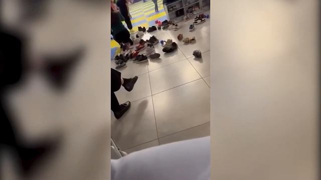 Беженка из Украины потребовала убрать резиновое покрытие желто синего цвета с пола ДЦ в РФ смотреть онлайн