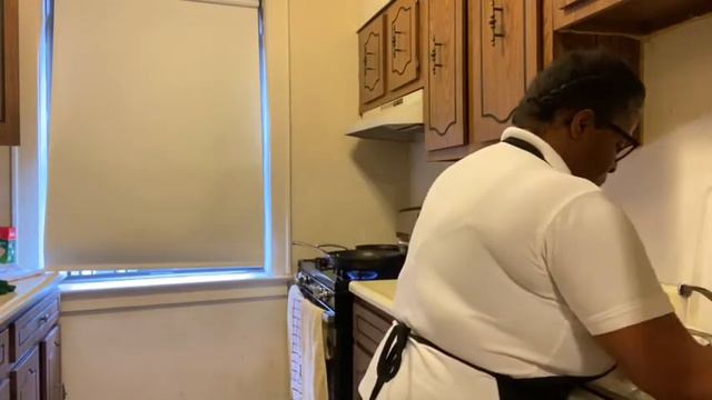 HOW TO MAKE BROWN STEWED FISH WITH RICE AND PEAS || RICE AND PEAS|| Brown stewed fish || смотреть онлайн