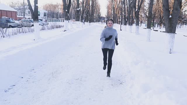Старый свитер для бега смотреть онлайн