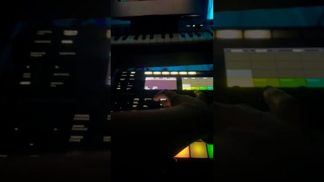 Who could you hear on this #soulsample on my #mk3 #maschine #Kanyewesttypebeat #beatmaker #music смотреть онлайн