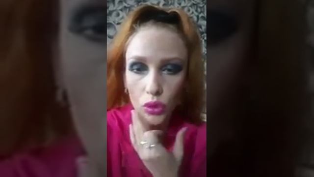 Пьёт винишко