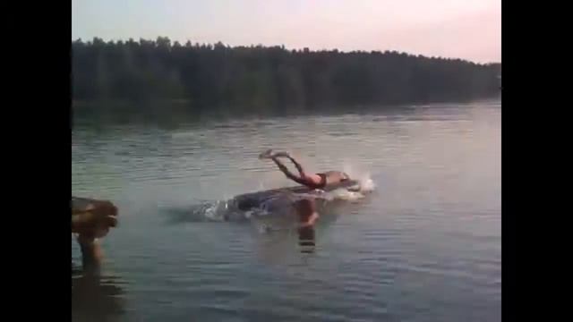 неудачный прыжок на матрас смотреть онлайн