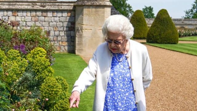 Queen Elizabeth Plants NEW Duke Of Edinburgh Rose To Mark His 100th Birthday. смотреть онлайн