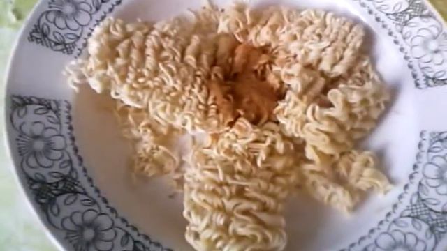 Эксперимент с роллтоном | заварил роллтон в молоке и в Коле (радуга) смотреть онлайн