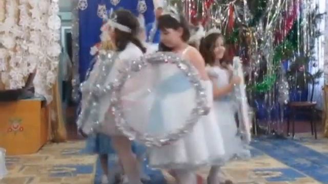 Танец "Снежинки", подготовительная группа. смотреть онлайн