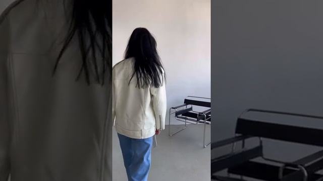 УДЛИНЕННАЯ КУРТОЧКА ИЗ ЭКОКОЖИ смотреть онлайн