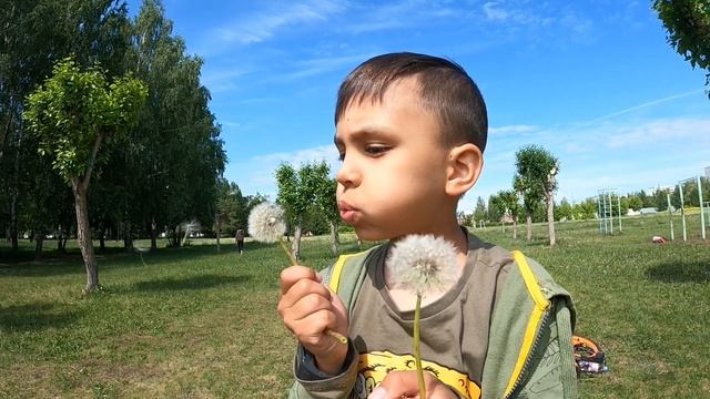 Азамат вышел гулять на улицу / Девочки держитесь! смотреть онлайн