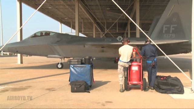 F-22 Raptor Start And Takeoff смотреть онлайн