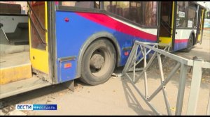 Момент столкновения автобуса и троллейбуса в Ярославле попал на видео