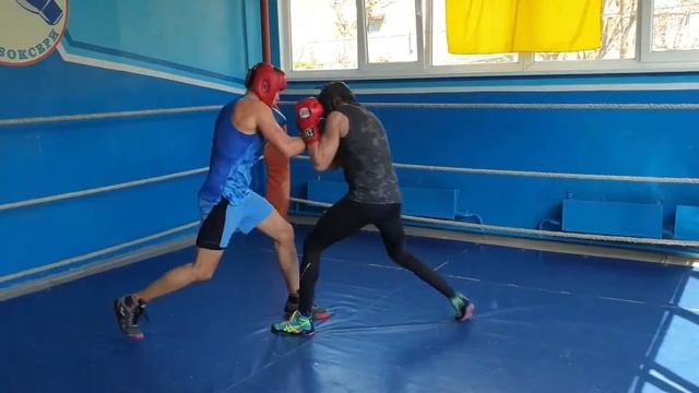 Разные стили. Плотный бокс Юра и Витя в "Зале бокса Колодия" смотреть онлайн