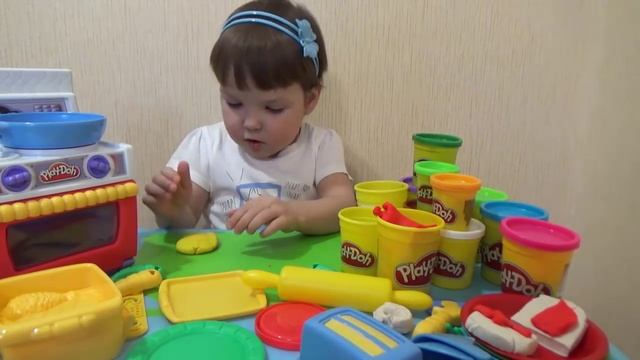 Готовим пиццу и тосты из пластилина Play Doh играем игрушечной плитой Play with stove for cooking смотреть онлайн