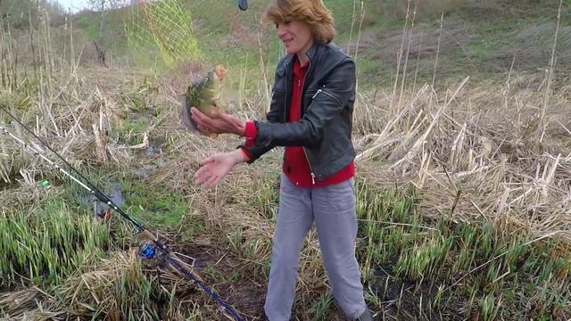 Весенний карп на УБИЙЦУ КАРАСЯ! Ловлю карпов с рыбачкой Инной на кормачки! смотреть онлайн