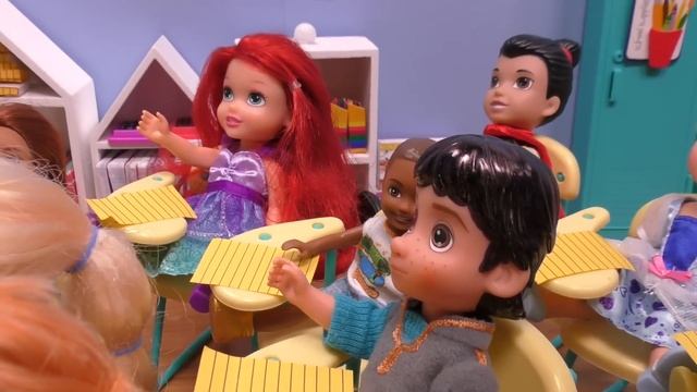 New class pet ! Elsa & Anna toddlers - school - Barbie - teacher смотреть онлайн