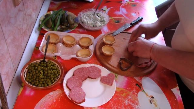 Три ЗАКУСКИ в тарталетках на праздник : со шпротами, с колбасой и с печенью трески смотреть онлайн