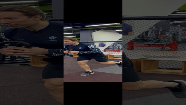 Жим гири вперёд на одной ноге