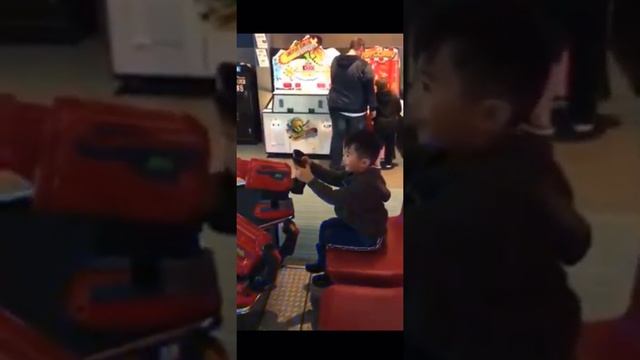 Zaney Playing Arcade Galaxy Game Shooting Asteriods with Daddy смотреть онлайн