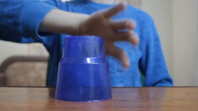 Как научиться играть мелодию с помощью стаканчика/How to learn to play a melody with a cup. смотреть онлайн