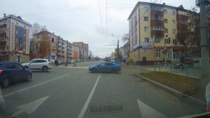пункт 13.8  ПДД не знают вот и сигналят