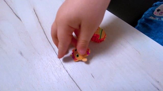 Распаковка киндеров! Николь открывает 7 киндер сюрпризов! смотреть онлайн