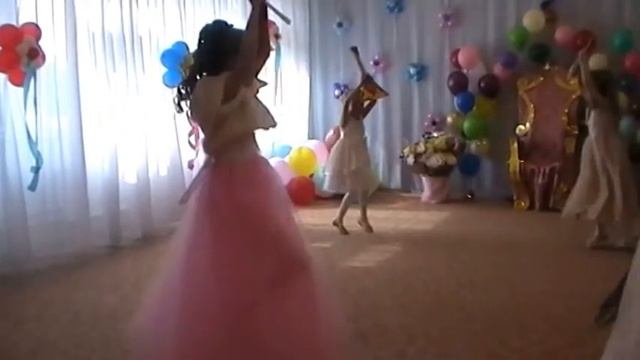 Соня на выпускном в детском саду Танец балалайки смотреть онлайн