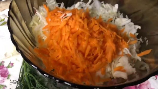 САЛАТ С КАПУСТОЙ И КОПЧЕНОЙ КУРИЦЕЙ / БЫСТРО И ВКУСНО смотреть онлайн