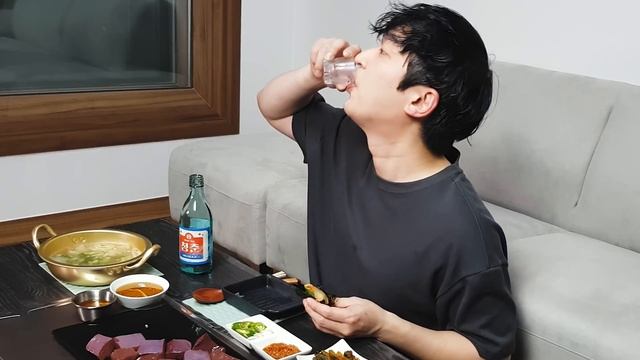 생간이 생각나는 계절이라서..❤ (Ft.소고기뭇국) 혼술 리얼먹방 Raw Liver MUKBANG ASMR REALSOUND EATINGSHOW смотреть онлайн