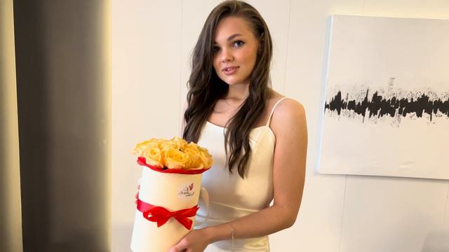 15 кремовых роз в маленькой бежевой коробке смотреть онлайн