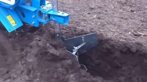 Мотоблок Нева МБ-2,работа с окучником