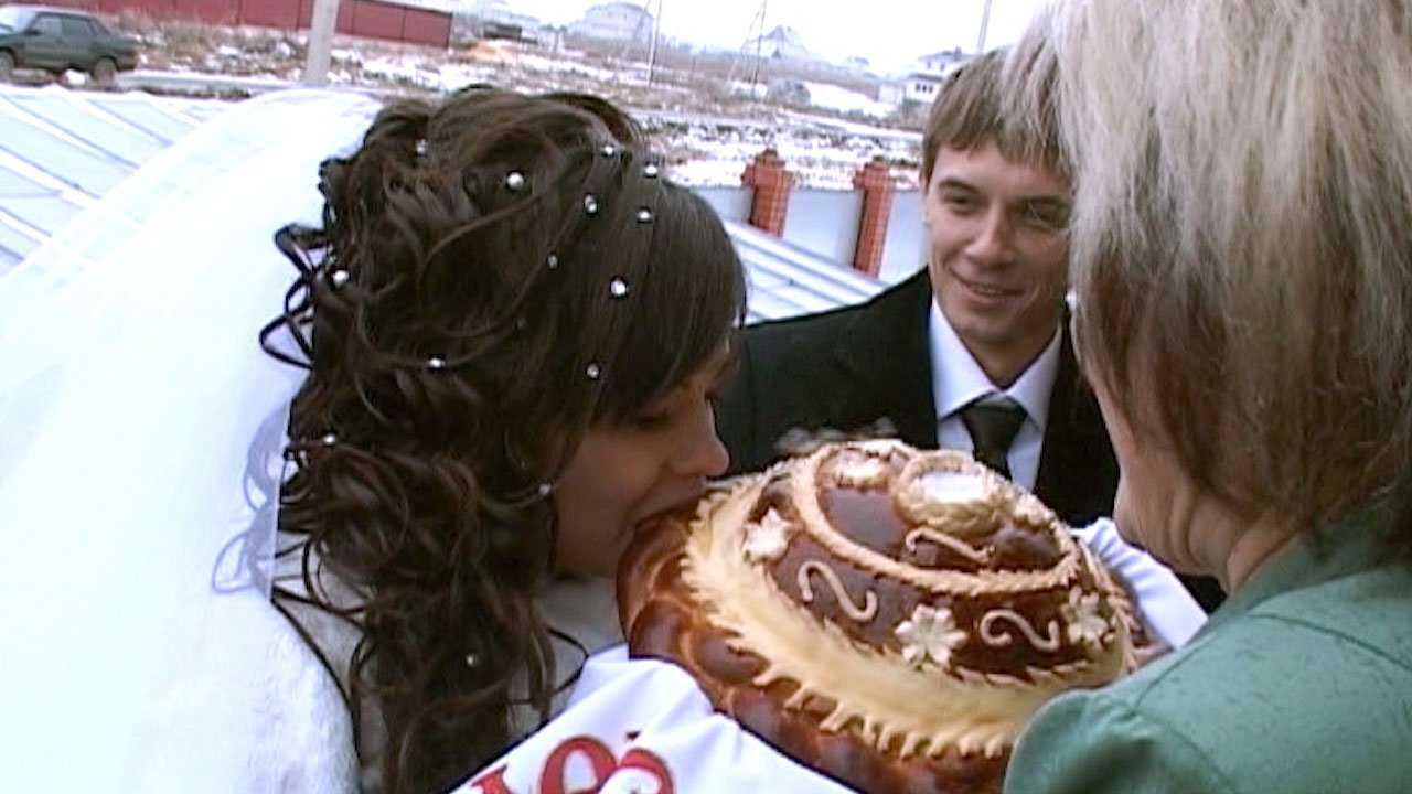 Встреча молодожёнов родителями на пороге дома смотреть онлайн