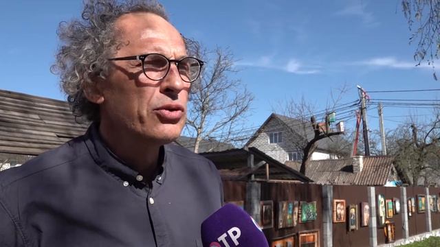 Калининградский художник открыл выставку картин на заборе своего дома смотреть онлайн