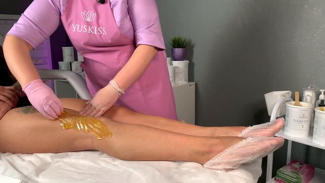 Шугаринг. Обучающее видео, как пользоваться сахарной пастой. Эпиляция на ногах