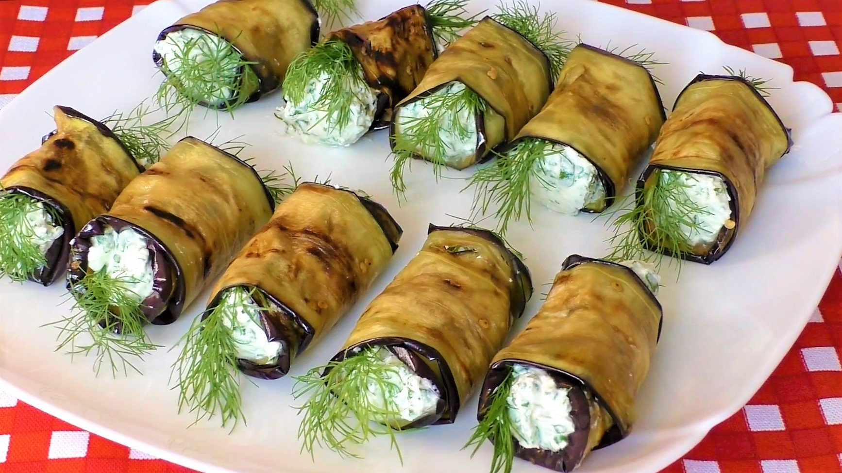 Рулетики из баклажанов с творожным сыром, зеленью и чесноком. смотреть онлайн