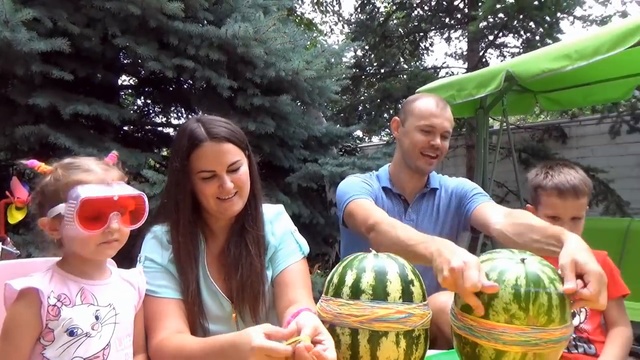 Арбуз ЧЕЛЛЕНДЖ мальчики против девочек взрываем арбуз резинками видео для детей смотреть онлайн