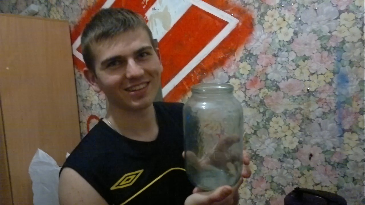 Убрались с соседом в комнате смотреть онлайн