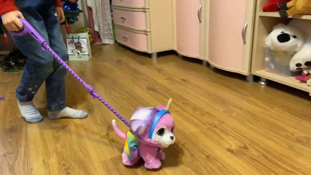 Дед Мороз подарил Леле питомца РОЗОЧКУ!!!! КЛАССНАЯ ИНТЕРАКТИВНАЯ СОБАЧКА FurReal Friends смотреть онлайн