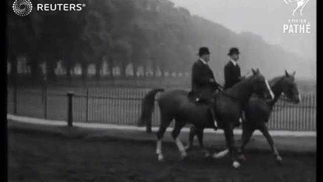 ROYAL: King George V horseriding in Rotten Row (1935) смотреть онлайн