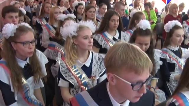 На празднике «Последнего звонка» выпускники Лесного простились со школьной порой смотреть онлайн