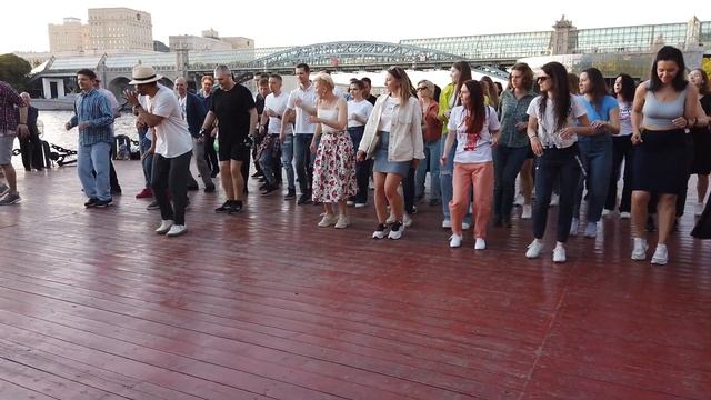 Танцы в Парке Горького в Москве на набережной у моста школа латиноамериканских танцев смотреть онлайн