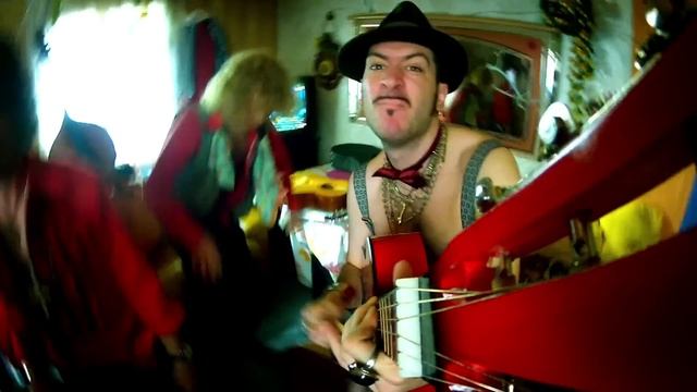 LA CARAVANE PASSE - T'AS LA TOUCHE MANOUCHE Feat. Sanseverino & Stochelo Rosenberg - ラ・キャラバン・パス смотреть онлайн