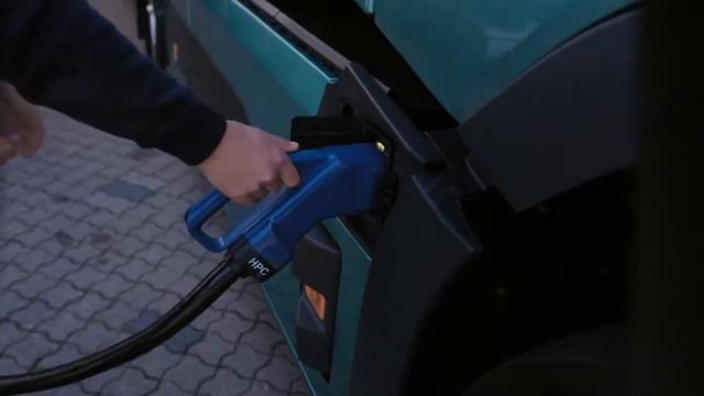 Электрический грузовик Volvo FH в сцепке с полуприцепом превзошёл своего дизельного коллегу! смотреть онлайн
